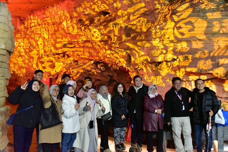 黃龍洞景區(qū)春節(jié)活動精彩啟幕，中外文化交融共譜新春樂章