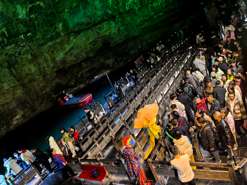 黃龍洞景區(qū)有序應(yīng)對客流高峰，近萬中外游客共享“潮玩中國年”