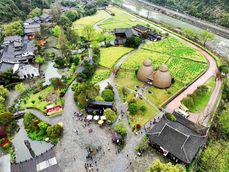 春日黃龍洞，春光醉游人
