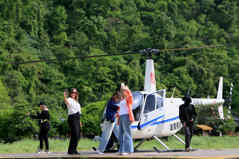 入境游火爆、低空游走俏：俄羅斯游客組團(tuán)“打飛的”攬勝春日張家界